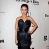 Mila Kunis usou vestido tomara que caia azul marinho, com cinto marcando a cintura, no 20º aniversário da 'Gotham Independent Film Awards'. Em Nova York, em 29 de novembro de 2010