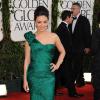 Mila Kunis usou longo verde esmeralda para a 68ª cerimônia Golden Globe Awards, realizada no Beverly Hilton Hotel, em janeiro de 2011