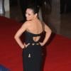 Mila Kunis exibiu o detalhe do vestido nas costas ao passar pelo tapete vermelho do White House Correspondents Association (WHCA)