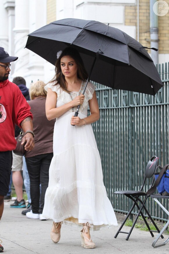 Mila Kunis e Clive Owen se casaram durante a gravação de 'Blood Ties'. As filmagens foram em maio de 2012, no Brooklyn em New York. Mila precisou adicionar um guarda-chuva preto ao visual por causa do mau tempo