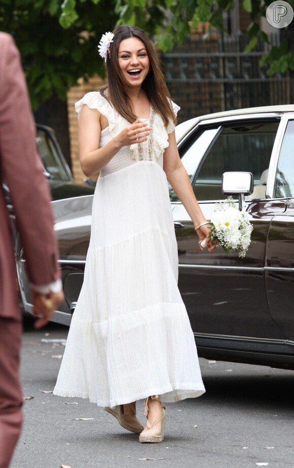 Mila Kunis e Clive Owen se casaram durante a gravação de 'Blood Ties'. As filmagens foram em maio de 2012, em New York. Mila ficou linda com vestido de noiva e buquê!