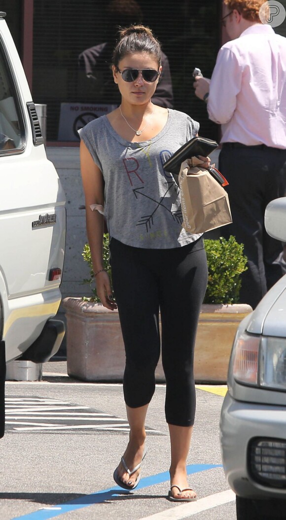 Mila Kunis foi vista com roupa de academia em West Hollywood, em agosto de 2012. Mesmo com um estilo mais despojado e à vontade, a atriz fica bem, não acha?