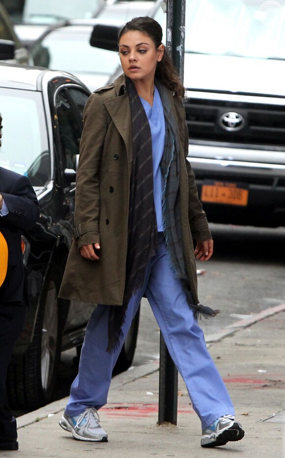 Mila Kunis foi fotografada no set de 'The Angriest Man in Brooklyn', em outubro de 2012, em Nova York