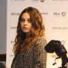 Mila Kunis usou calça preta e casaco P&B ao participar do 'Artistas para a Paz e Justiça', no Vhernier Boutique, em Roma, no fim de 2012