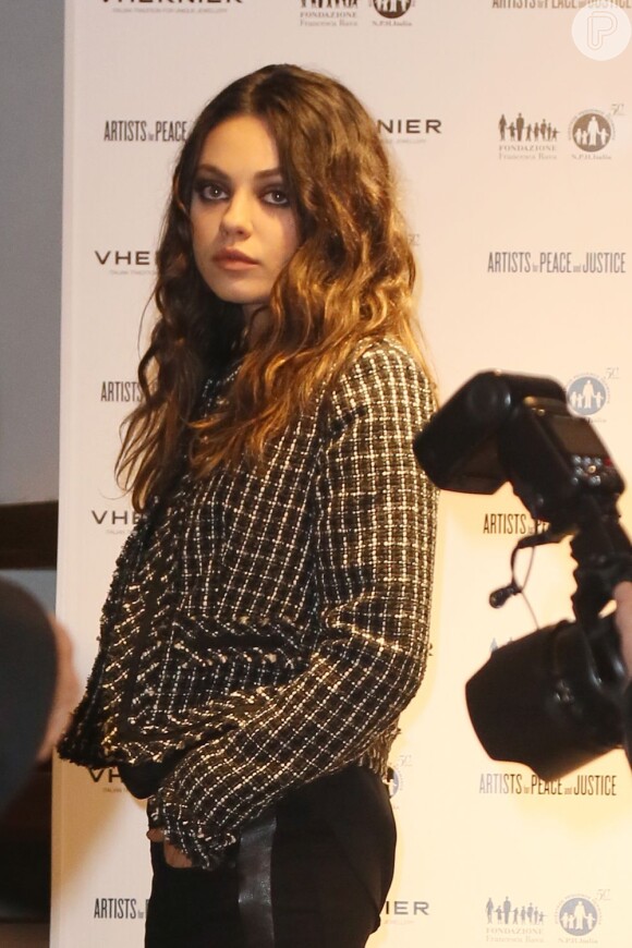 Mila Kunis usou calça preta e casaco P&B ao participar do 'Artistas para a Paz e Justiça', no Vhernier Boutique, em Roma, no fim de 2012