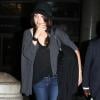 Mila Kunis foi flagrada de botas, chapéu e jeans no Aeroporto Internacional de Los Angeles