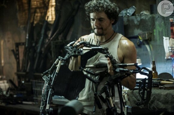 Wagner Moura vive Spider em 'Elysium', filme que estreou em primeiro lugar nos Estados Unidos