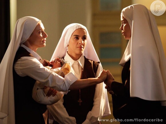 Doralice (Rita Guedes) deixa o convento com a pequena Beatriz nos braços, em cena de 'Flor do Caribe'
