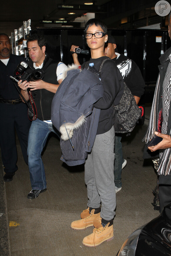 Rihanna apareceu abatida em aeroporto, em 12 de dezembro de 2012