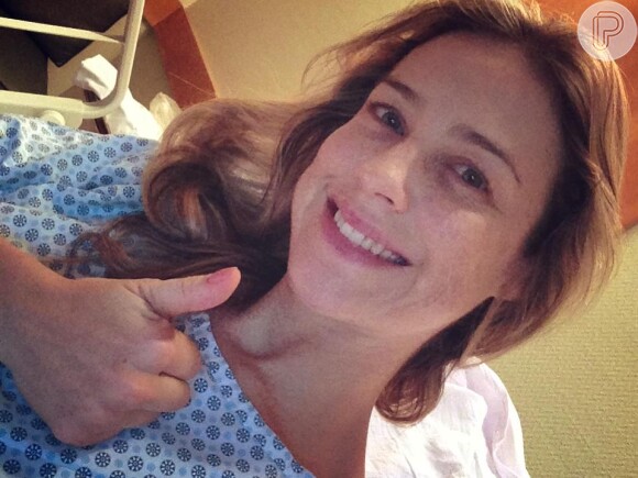 Após cirurgia no joelho, Luana Piovani publica foto no Facebook demonstrando estar bem e diz que está pronta para outra