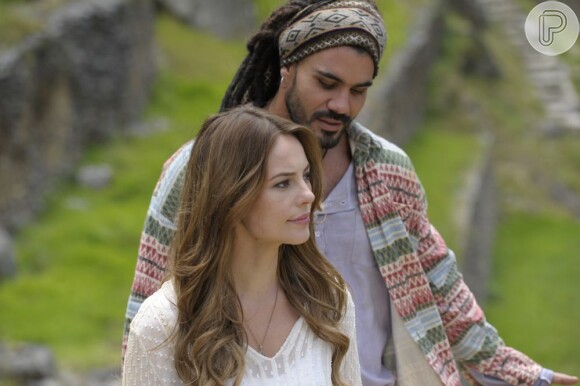 Paloma (Paolla Oliveira) se vê obrigada a seguir viagem com Ninho (Juliano Cazarré), para ficar perto de Paulinha (Klara Castanho), em 'Amor à Vida'