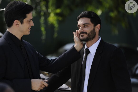 Em 'Amor à Vida', Kiko Pissolato interpreta o motorista Maciel, que trabalha para a família de Félix (Mateus Solano)