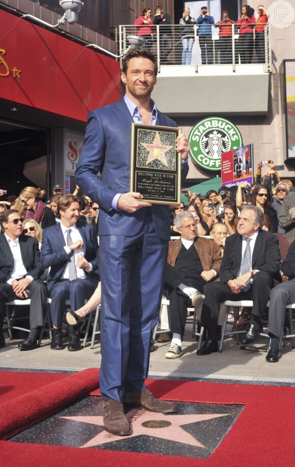 Hugh Jackman exibe o quadro com a sua estrela