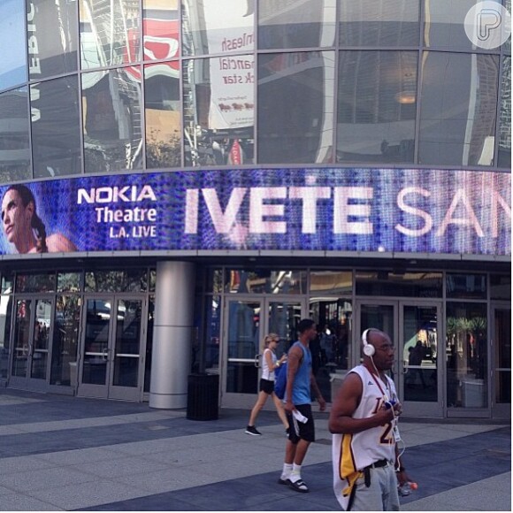 Ivete Sangalo mostrou oas fãs a fachada do Nokia Theater, em Los Angeles, com o anúncio de seu show