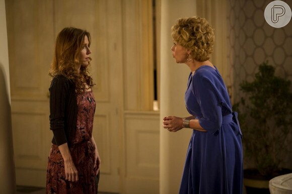 Irene (Deborah Evelyn) se vinga de Bárbara (Giulia Gam) com uma bela surra, em 'Sangue Bom', em agosto de 2013