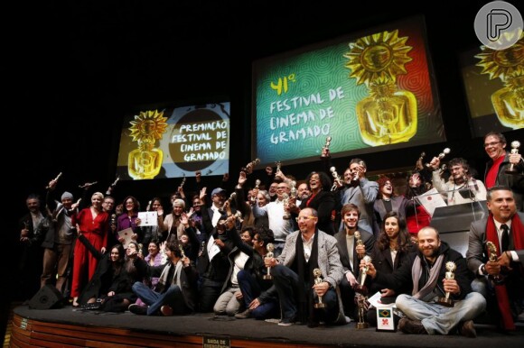 Leandra Leal posa para foto com outros premiados no 41º Festival de Gramado, em 17 de agosto de 2013