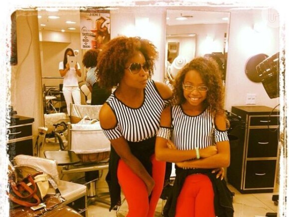 Adriana Bombom e a filha, Olívia, de 13 anos, apareceram em uma foto postada pela dançarina no Instagram com roupa idêntica: blusa listrada, calça vermelha e casaco preto amarrado na cintura