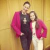 Claudia Raia e Sophia, de 10 anos, apostaram no blazer pink e posaram  juntas exibindo o look parecido