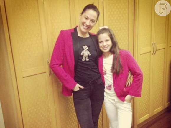 Claudia Raia e Sophia, de 10 anos, apostaram no blazer pink e posaram  juntas exibindo o look parecido