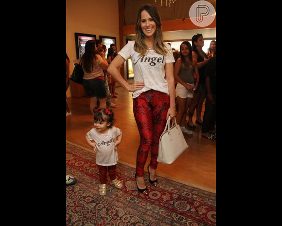 Fernanda Pontes postou foto com a filha, Malu, de quase 2 anos, usando o mesmo modelito. A pequena ainda fez a pose parecida com a da mamãe, não é uma graça?