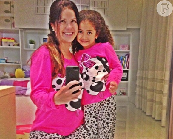 Samara Felippo tirou foto com Alícia, sua filha mais velha, mostrando o pijama idêntico das duas com o tema dálmatas