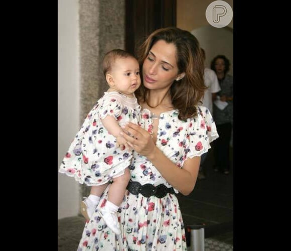 Camila Pitanga vestiu a filha, Antonia, com a mesma estampa do seu vestido em uma campanha para doação de leite quando a menina tinha 4 meses, em 2008