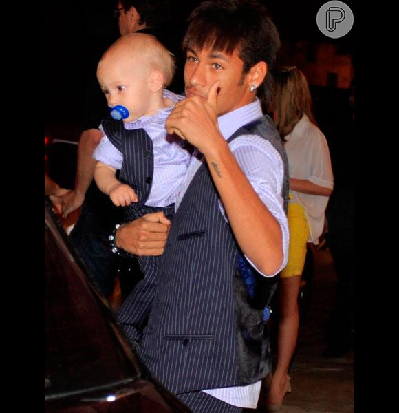 Neymar e o filho do jogador do Barcelona, Davi Lucca, usaram colete e calça com colete risca de giz com blusa lilás por baixo