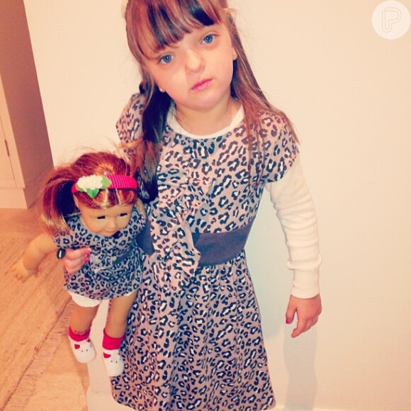Muitas crianças consideram que suas bonecas são como filhas. Rafaella Justus fez como sua mãe e vestiu a 'filha' com a mesma estampa de sua roupa