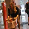 Bianca Castanho passeia no shopping com a filha, Cecília, usando a mesma calça legging de oncinha, em julho deste ano. Olha que fofura!