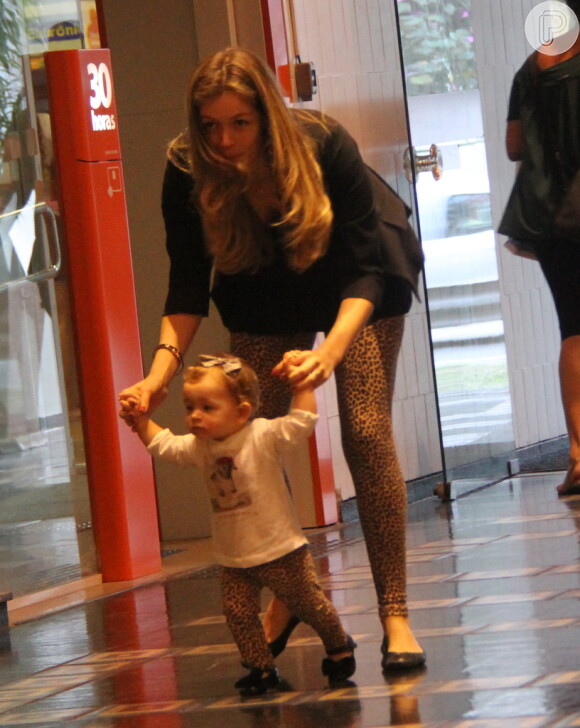 Bianca Castanho passeia no shopping com a filha, Cecília, usando a mesma calça legging de oncinha, em julho deste ano. Olha que fofura!