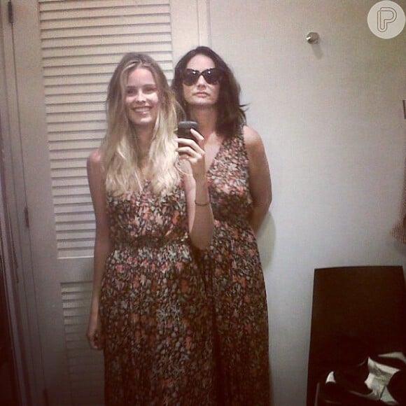Luiza Brunet e a filha, Yasmin, também já tiveram o dia de usar o mesmo look. A dupla fotografou com o mesmo vestido e compartilhou a foto com os seguidores no Instagram: 'Linda demais', escreveu a empresária