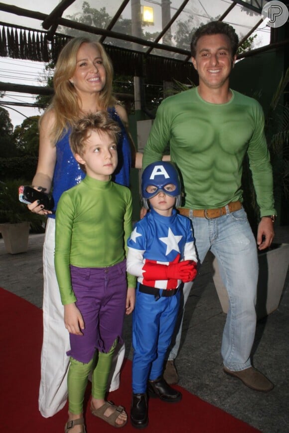 Luciano Huck usou uma blusa no mesmo estilo ao da fantasia de Incrível Hulk usada pelo primogênito, Joaquim, na festa de aniversário de 5 anos de Benício