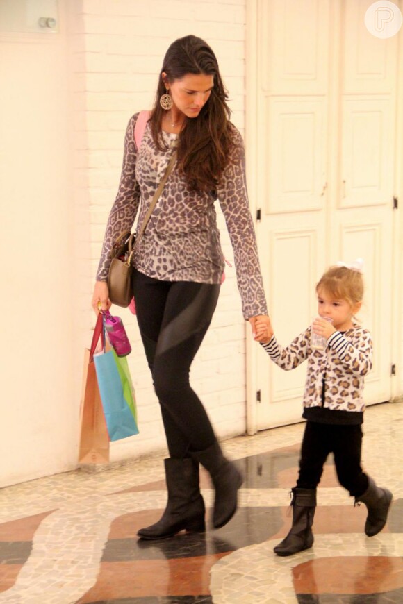 A modelo Daniella Sarahyba também exibiu um modelito combinando com o de sua filha, Gabriela, durante um passeio no shopping. Mãe e filha usaram blusa com estampa de oncinha, calça preta e botas