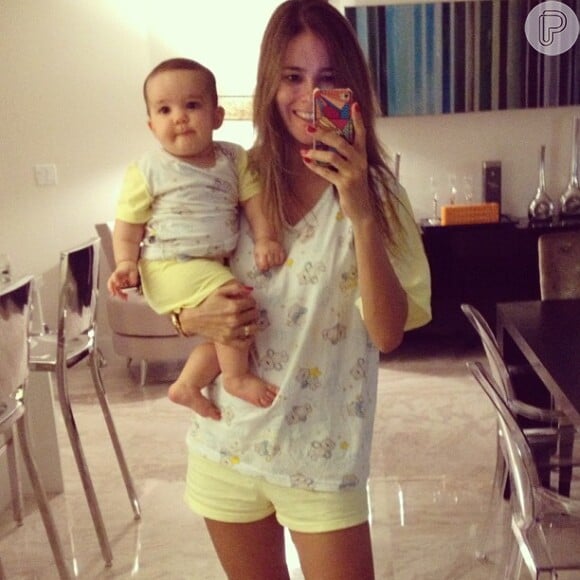 Vera Viel, mãe de três filhas de seu casamento com o apresentador Rodrigo Faro, exibiu uma foto usando o mesmo pijama da caçula, Helena, de 8 meses.
