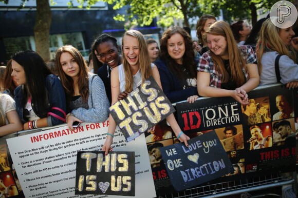 Fãs de One Direction se amontoam em frente ao local onde será a pré-estreia do filme