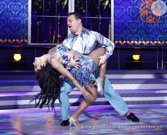 Adriano Garib dançou salsa com Aline Riscado no palco do 'Domingão do Faustão'