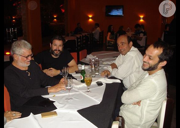 Murilo Benício, o diretor Jose Luiz Villamarim, o diretor de fotografia Walter Carvalho, e o roteirista George Moura jantaram no restaurante Favorito, na Orla de Petrolina, no sábado, 17 de agosto de 2013