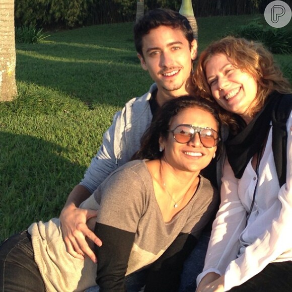 Jesuita Barbosa, de 21 anos, posa com Patricia Pillar e Dira Paes. os atores estão gravando 'Amores Roubados', minissérie da TV Globo que estreia em janeiro de 2014