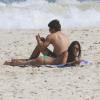 Yanna Lavigne pega sol ao lado do namorado, Bruno Gissoni, na praia da Barra da Tijuca, em 21 de agosto de 2013