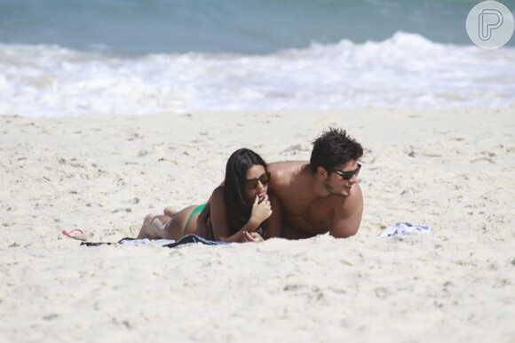 Bruno Gissoni e Yanna Lavigne curtem dia de sol namorando na praia da Barra
