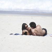 Bruno Gissoni e a namorada, Yanna Lavigne, namoram e atendem a fãs na praia