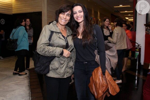 Cleo Pires recebe o carinho da mãe, Gloria Pires, em sessão especial do filme 'O Tempo e o Vento', no Rio de Janeiro, em 21 de agosto de 2013