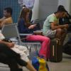 Marina Ruy Barbosa é fotografada mexendo no celular enquanto aguarda no aeroporto