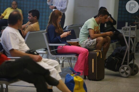 Marina Ruy Barbosa é fotografada mexendo no celular enquanto aguarda no aeroporto