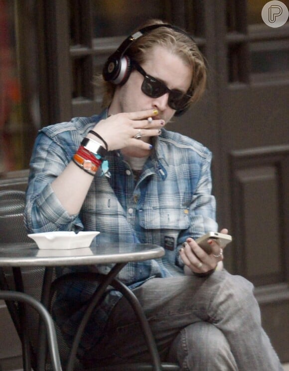Segundo o tabloide "The National Enquirer", Macaulay Culkin estaria fumando cerca de 60 cigarros diariamente