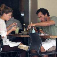 Paulo Rocha vai a restaurante japonês com namorada, Juliana Pereira, no Rio