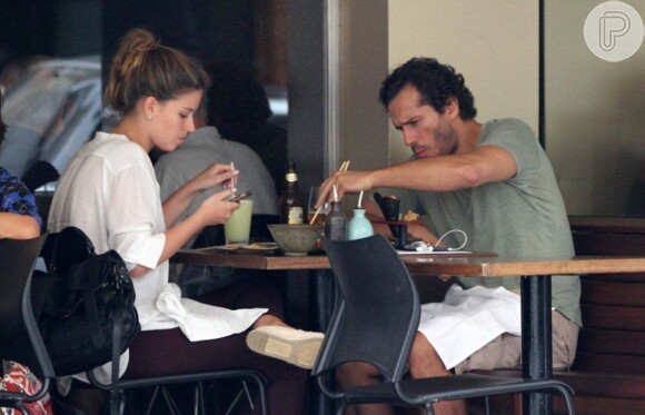O ator Paulo Rocha almoça com a namorada, Juliana Pereira, em um restaurante do Leblon, na zona sul carioca, em 14 de dezembro de 2012
