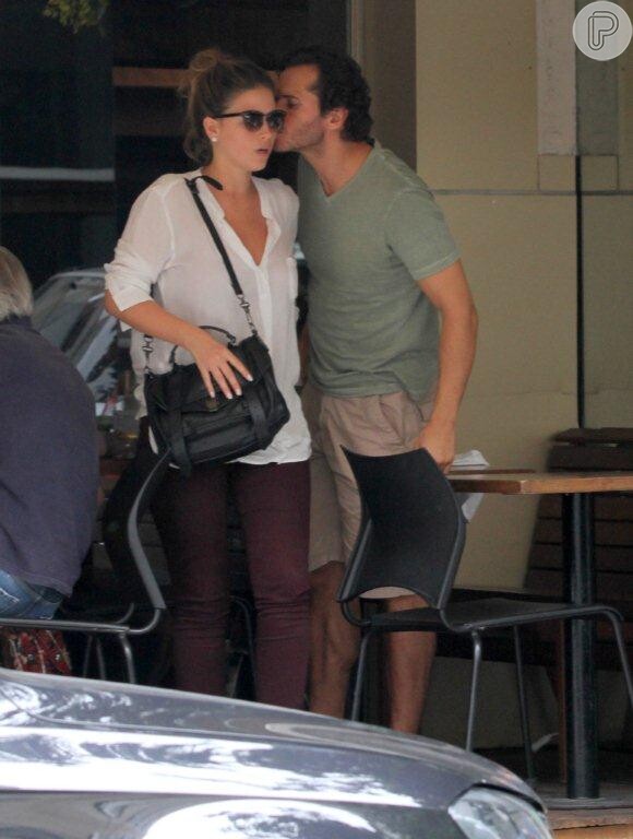 Paulo dá um beijo no rosto da namorada em um restaurante do Rio