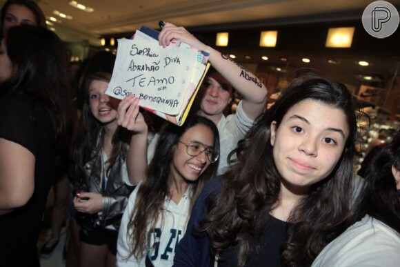 A presença de Sophia Abrahão no shopping de São Paulo causou tumulto entre os fãs