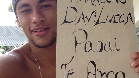 Filho de Neymar ganha declaração do craque e bolo de 2 anos: 'Papai te ama'
